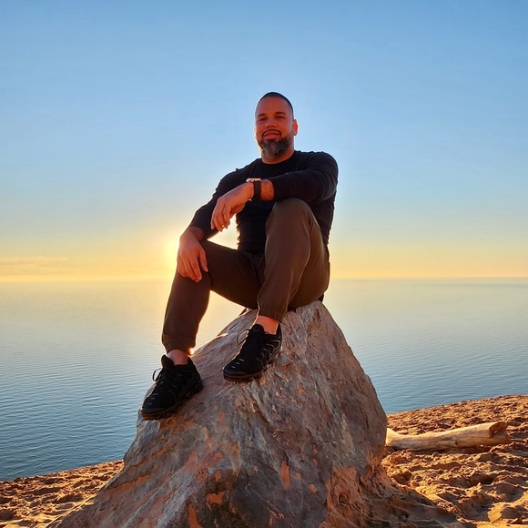 Meet your Posher, Javier - Picture 1 of 2